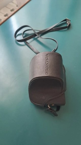 Praktica B100 Electronic con obiettivo e custodia