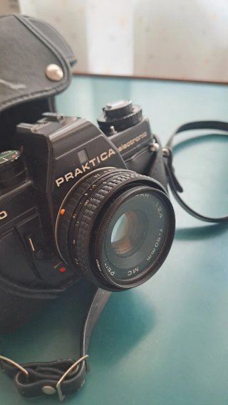 Praktica B100 Electronic con obiettivo e custodia