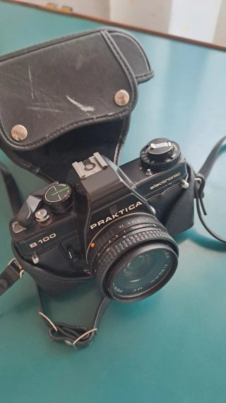 Praktica B100 Electronic con obiettivo e custodia