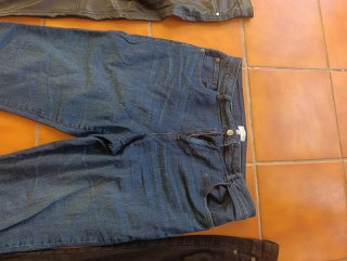 4 Pantalones vaqueros y negros Precio para los 4