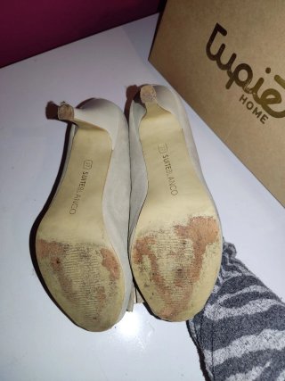 Zapatos de tacón beige con lazo