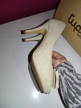Zapatos de tacón beige con lazo