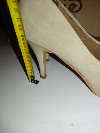 Zapatos de tacón beige con lazo