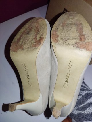 Zapatos de tacón beige con lazo