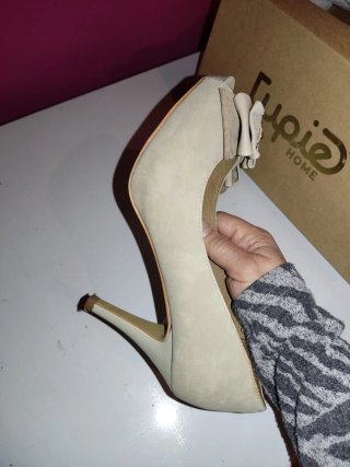 Zapatos de tacón beige con lazo