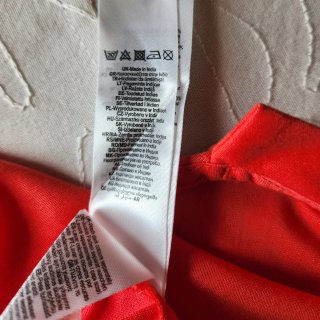 Maglia estiva corallo con bottoni e nodo