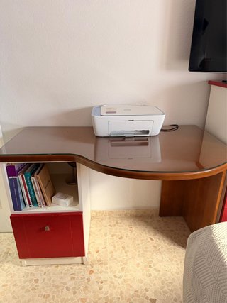 Escritorio moderno con cristal y cajón rojo