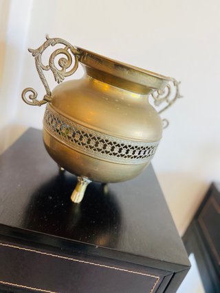 Jarrón de latón con detalles ornamentales