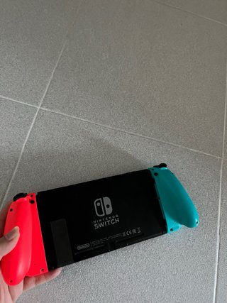 Nintendo Switch con dos pares de mados