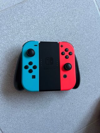 Nintendo Switch con dos pares de mados