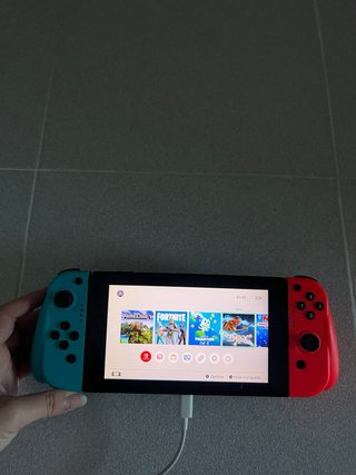 Nintendo Switch con dos pares de mados