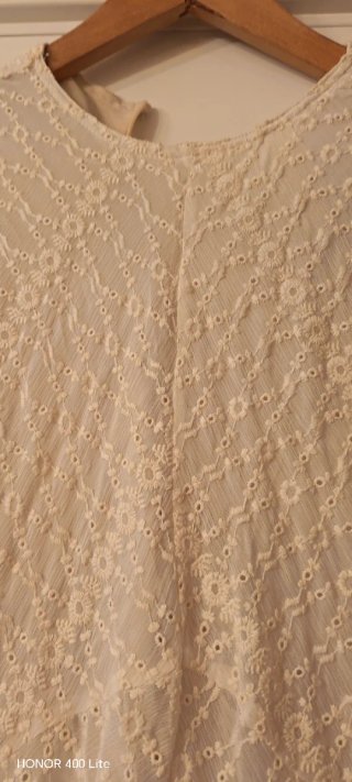 Vestido Zara bordado beige Talla S