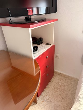 Mueble de dormitorio blanco y rojo
