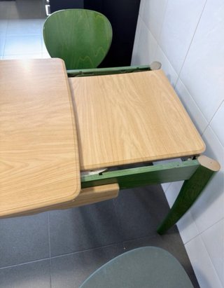 Mesa extensible + 2 sillas verdes