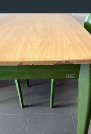 Mesa extensible + 2 sillas verdes
