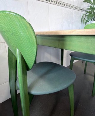 Mesa extensible + 2 sillas verdes