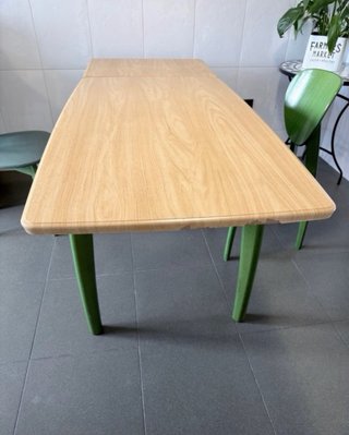 Mesa extensible + 2 sillas verdes
