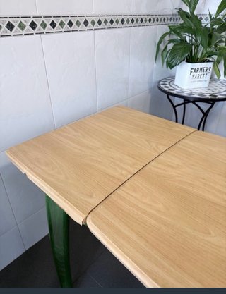Mesa extensible + 2 sillas verdes