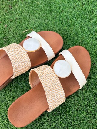Sandalias blancas con detalle piedra