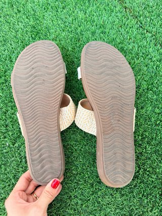Sandalias blancas con detalle piedra