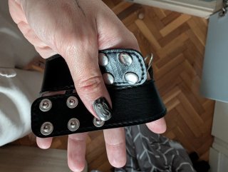 Arnés de cuero con cadenas plateadas