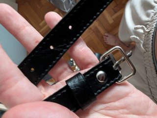 Arnés de cuero con cadenas plateadas