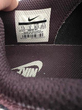 Deportivos Nike Berenjena Talla 38.5