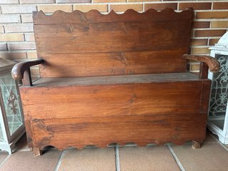 Banco de madera con respaldo y brazos