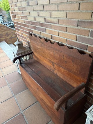 Banco de madera con respaldo y brazos