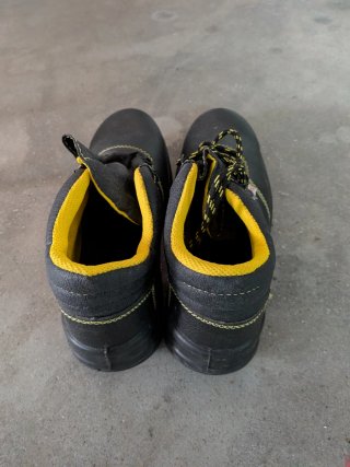 Botas de seguridad negras y amarillas