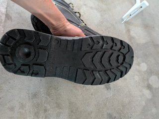 Botas de seguridad negras y amarillas