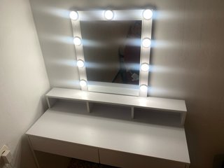 Tocador blanco con espejo y luces