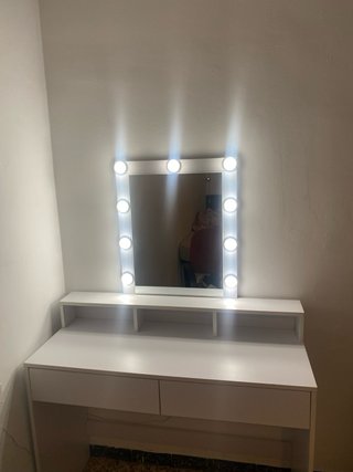 Tocador blanco con espejo y luces