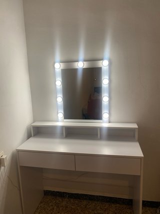 Tocador blanco con espejo y luces