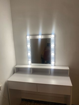 Tocador blanco con espejo y luces