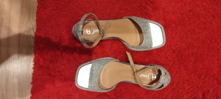 Sandalias plateadas con pedrería
