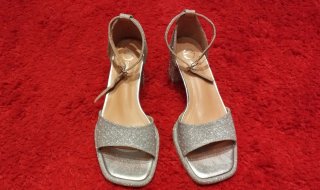 Sandalias plateadas con pedrería