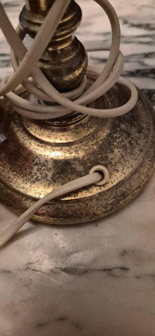 Lámpara de mesa dorada y cristal