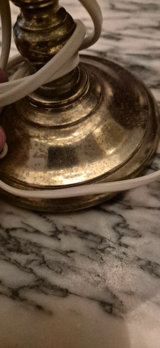 Lámpara de mesa dorada y cristal