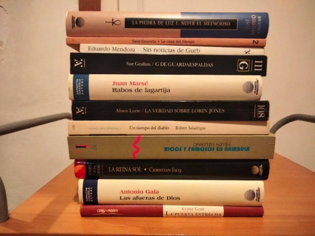 Lote de 39 libros formato mediano a 35 €