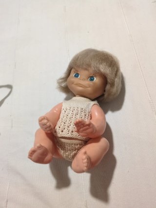 Muñeca antigua bebé con collar