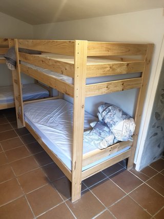 Literas de madera con colchón y edredón