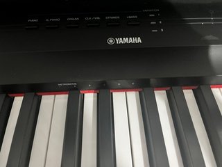 Piano nero Yamaha 180 tasti con pedale