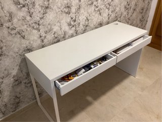 Escritorio blanco con cajones.
