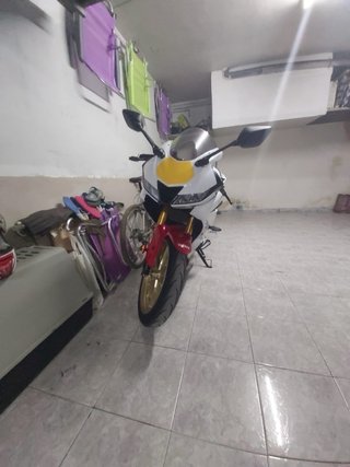 Yamaha R15 Sportbike Roja y Blanca