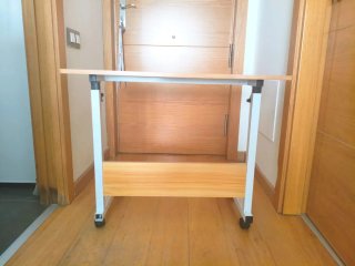 Mesa auxiliar ajustable