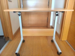 Mesa auxiliar ajustable