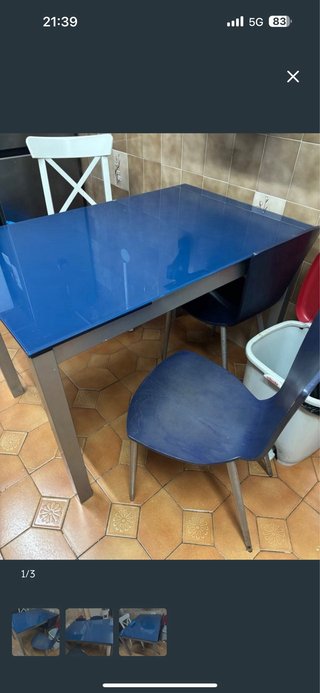 Mesa de cristal azul y metal