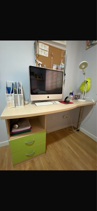 Escritorio y cajonera de madera