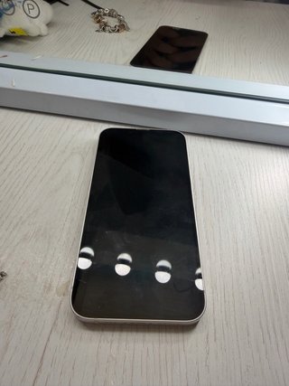 iPhone 14 Blanco con 10 fundas incluidas!